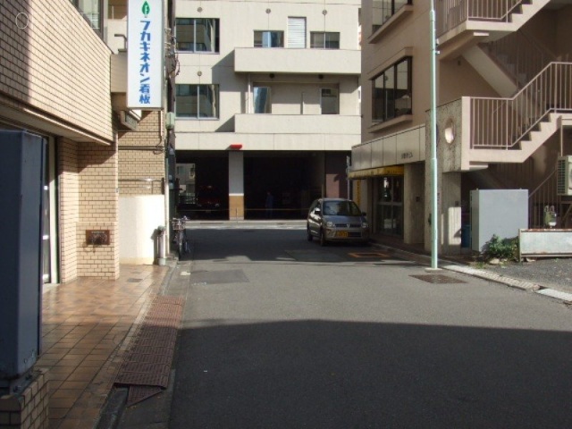 京橋山本ビル　ビル前面道路