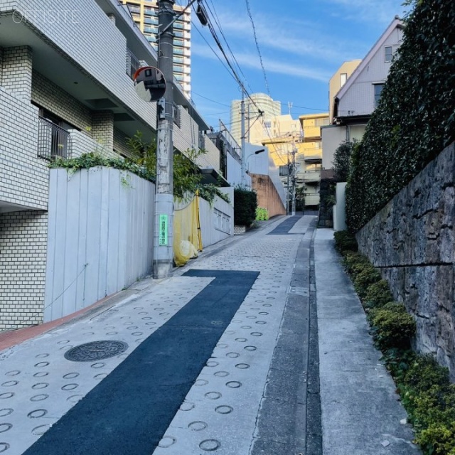かなりマンション六本木 ビル前面道路