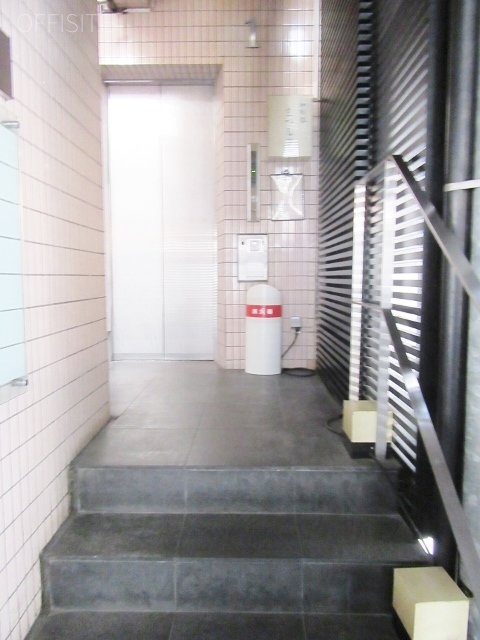 信永中和ビル エントランス