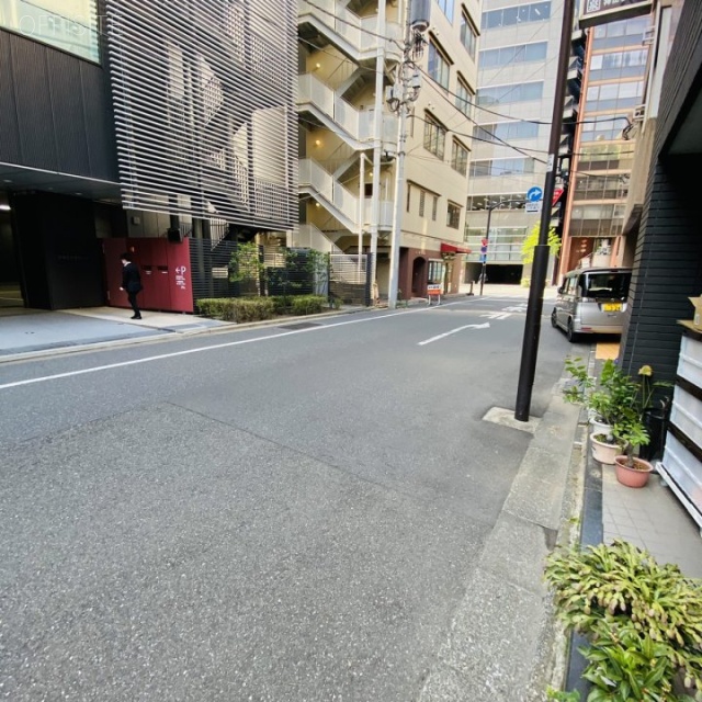 アヤティカビル ビル前面道路