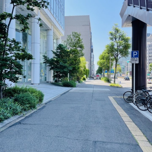 アルペン丸の内タワー　前面歩道