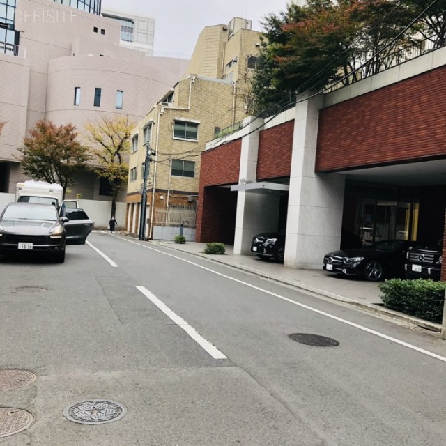 青山江崎ビル　ビル前面道路