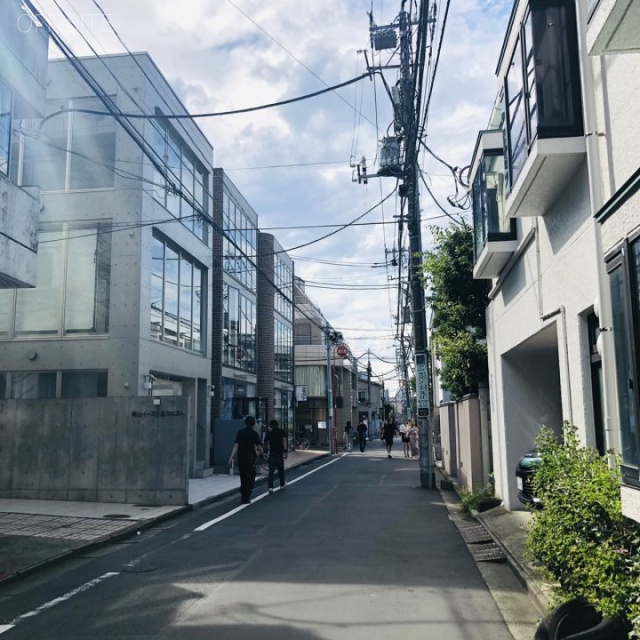 NIKO PLACE ビル前面道路