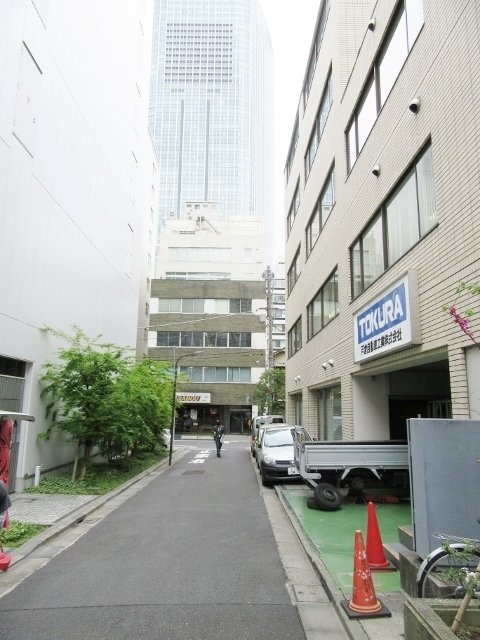 八洲(ヤシマ)ビル ビル前面道路