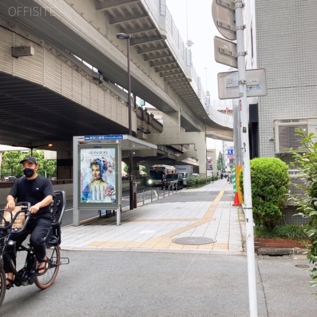 初台パークサイドハイツ ビル前面道路