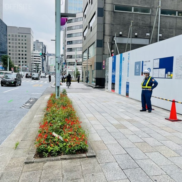 メルクロスビル ビル前面道路中央通り