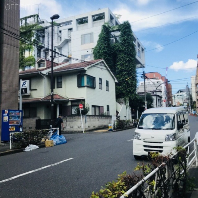 東光ホワイトビル ビル前面道路
