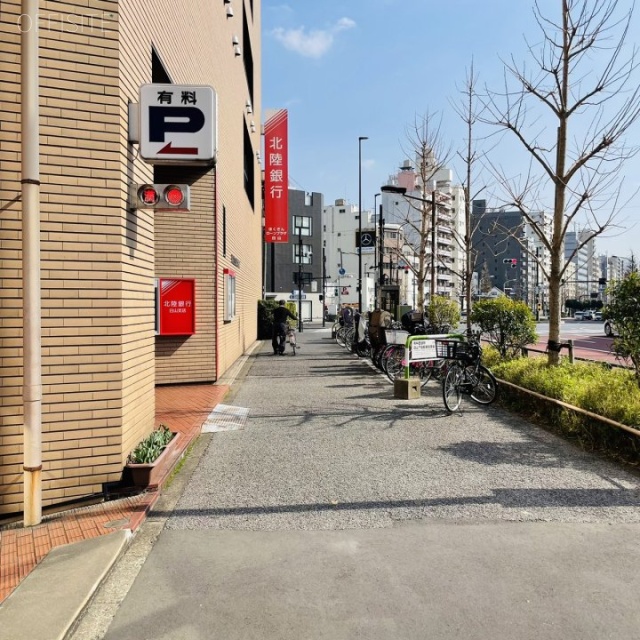 東京富山会館ビルディング 前面歩道