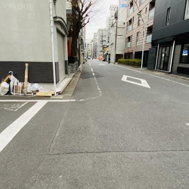 元屋ビル新富町 ビル前面道路