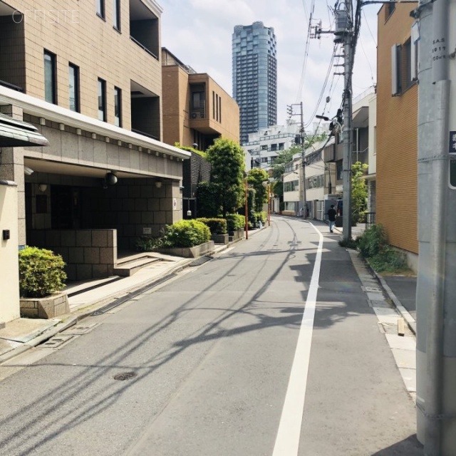 フォルス赤坂 ビル前面道路
