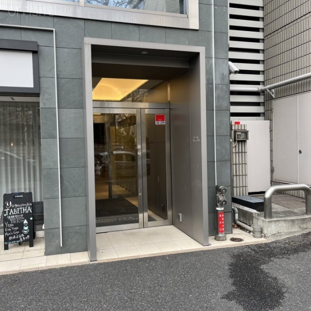 乃木坂パークフロント オフィスビル出入口