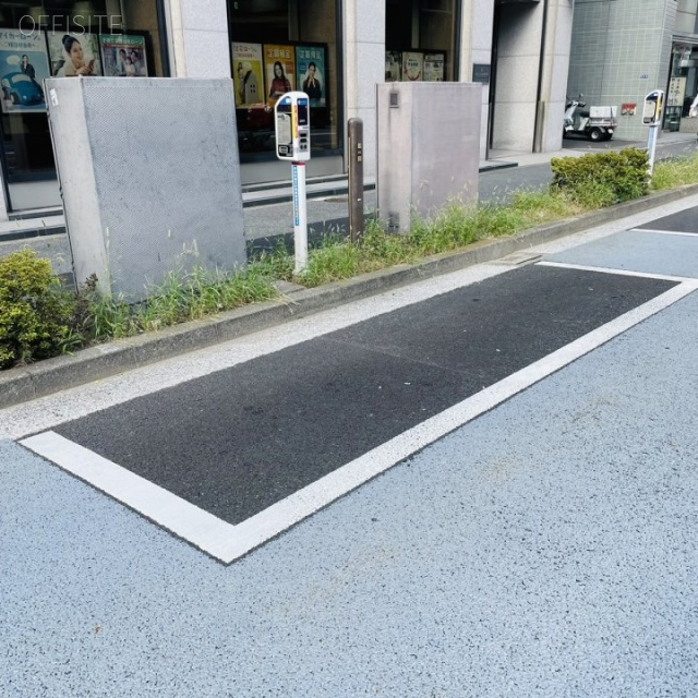 千切屋東京ビル 目の前に白線駐車場