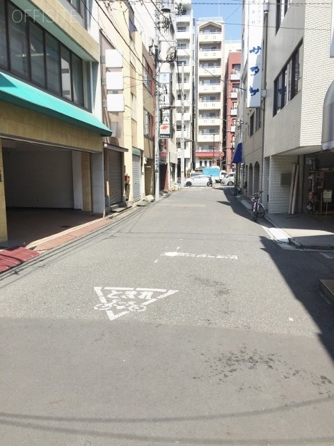 東冷ビル ビル前面道路