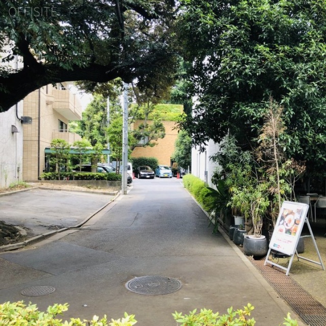 パークサイドシックス ビル前面道路