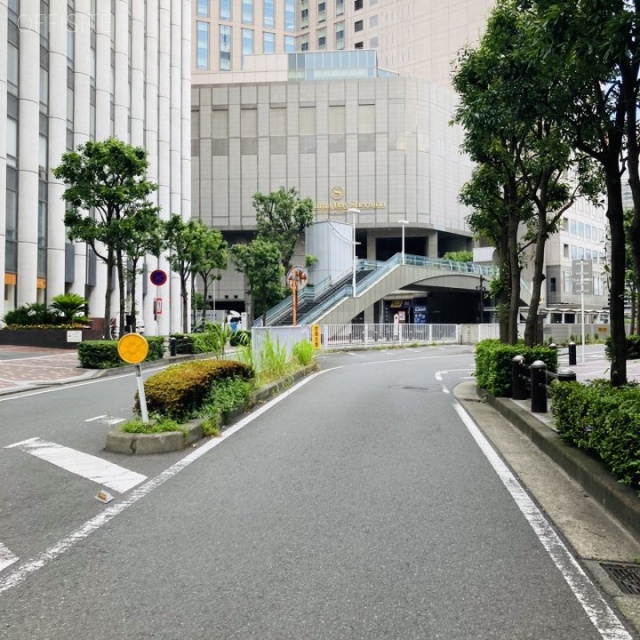 横浜アバックビル ビル前面道路