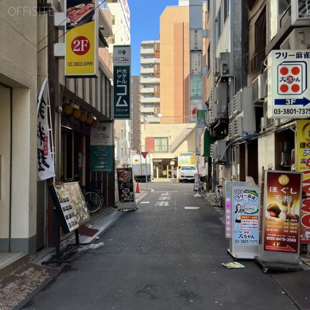 小川ビル 側道(エントランス側)