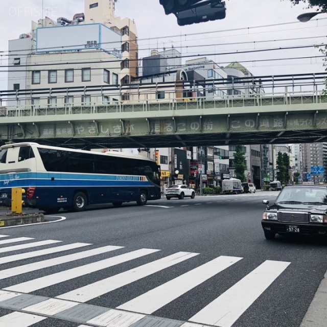 アックビル 前面道路