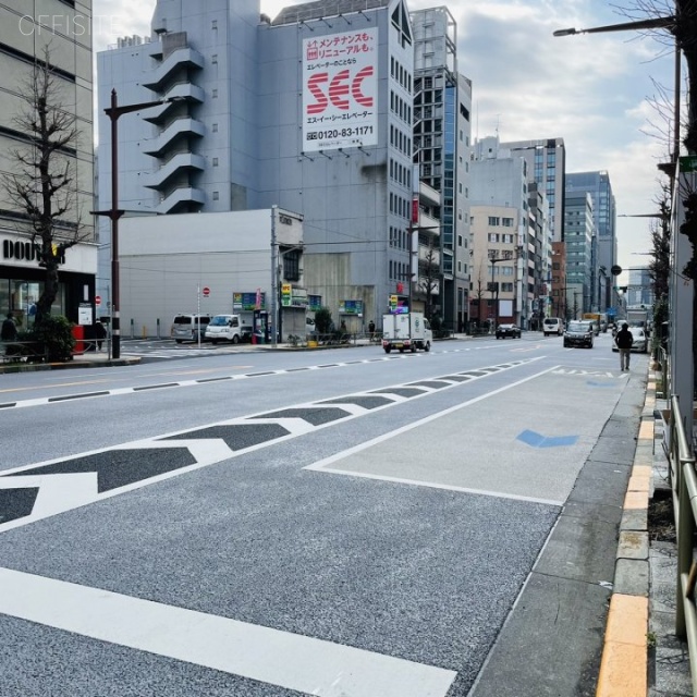 上野ビル ビル前面道路