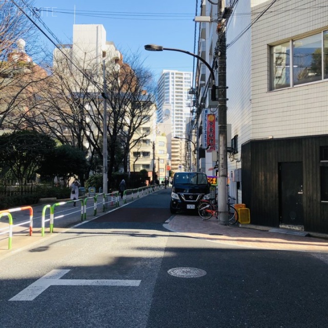 東洋新宿ビル ビル前面道路