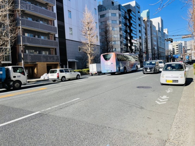 おむろビル　前面に本郷通り