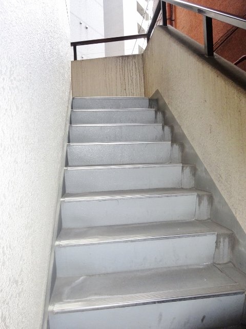 三雄舎ビル 外階段