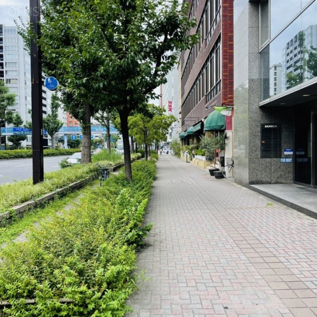 鹿島貿易ビル 前面歩道