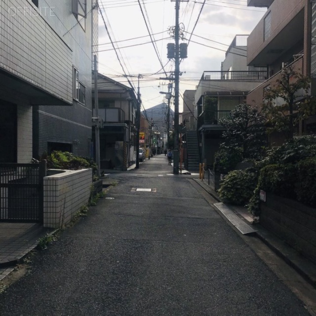 ハーモニービル西新宿 ビル前面道路