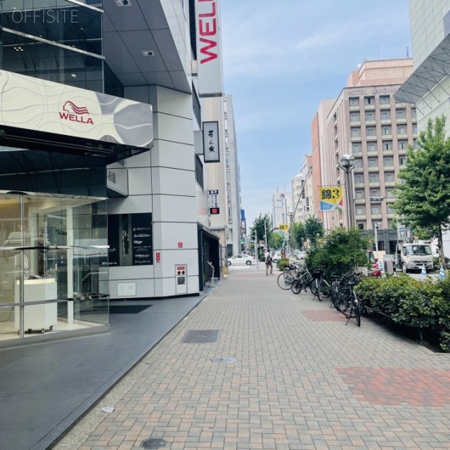 栄町ビル西館　前面歩道