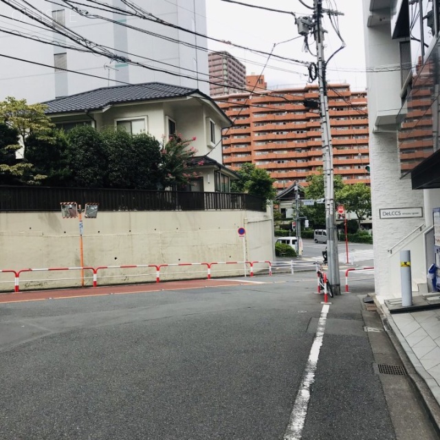 KDビル　ビル前面道路