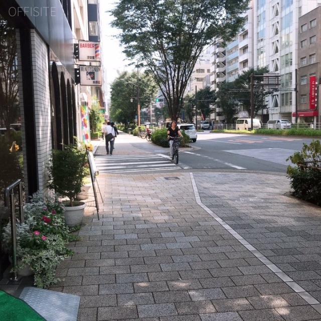 あきとみビル ビル前面道路