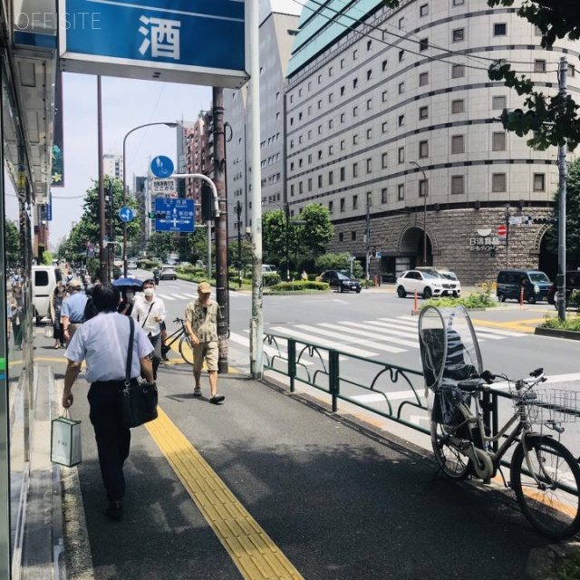 新宿北西ビル ビル前面道路