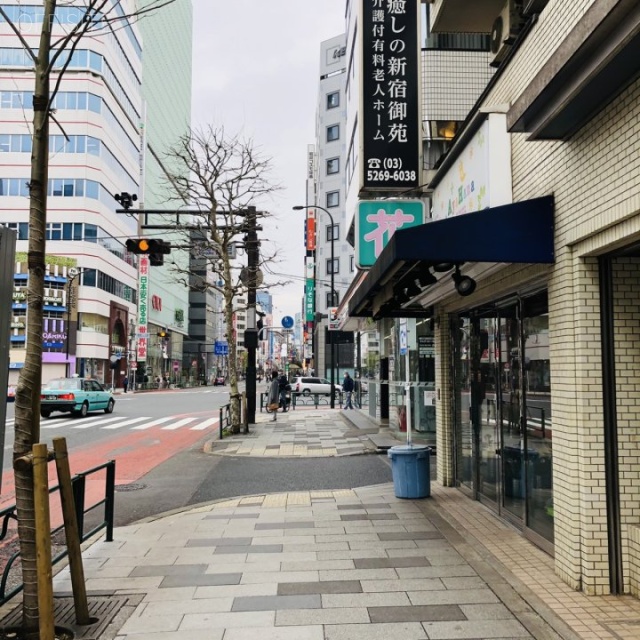 藤和新宿コープ 6階【603】 7.19坪　ビル前面道路