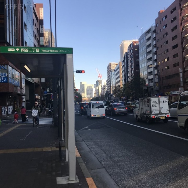 野村不動産四谷ビル　ビル前面道路