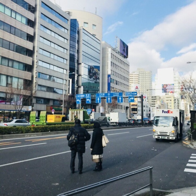 青山246ビル ビル前面道路