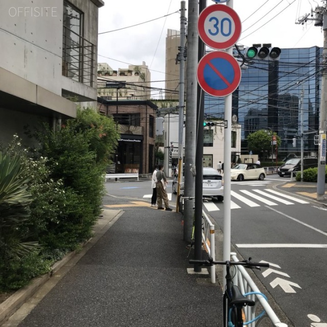 MF神宮前 ビル前面道路