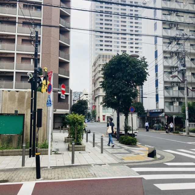 富士ソフトビル ビル前面道路