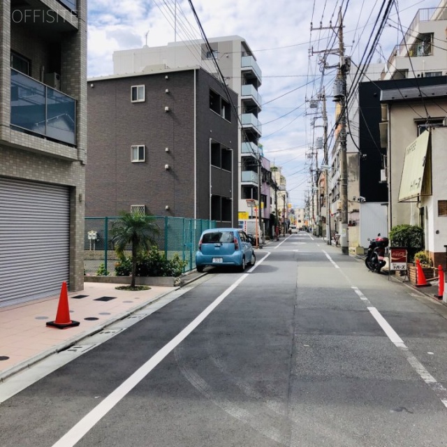 朝日マンション ビル前面道路