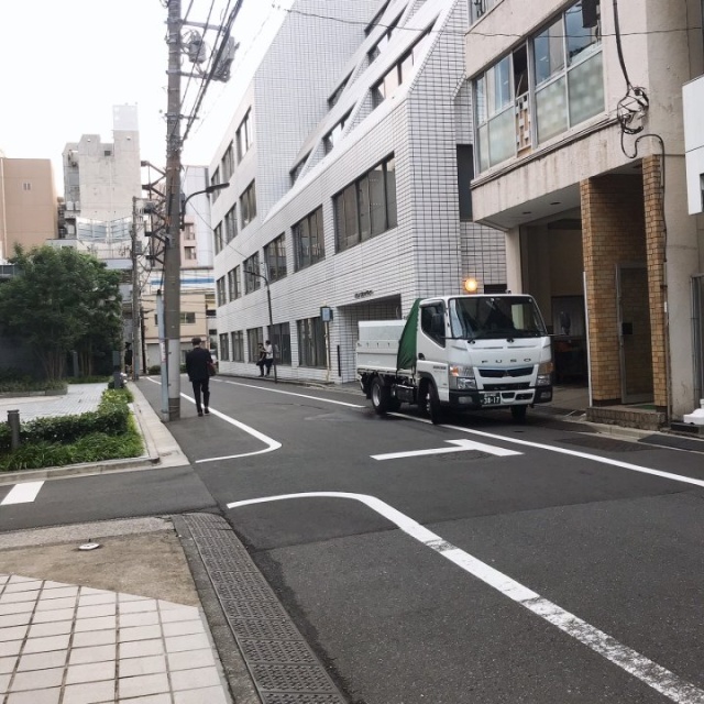 Y・Sビル ビル前面道路