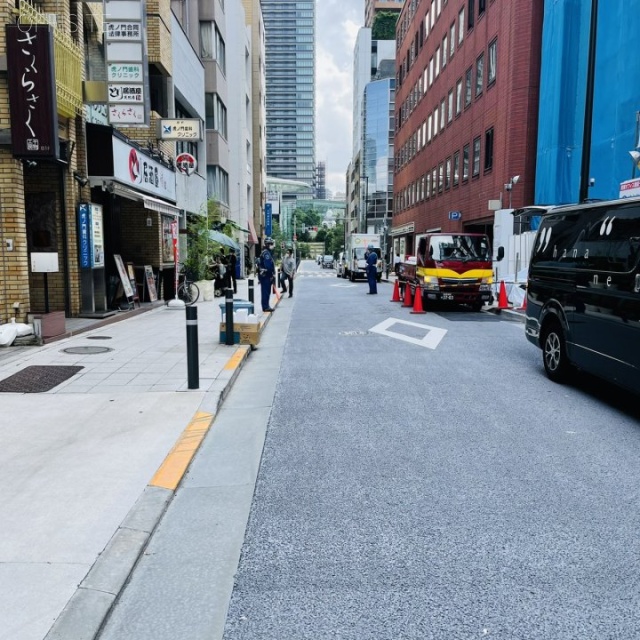 虎ノ門宝寿会館 ビル前面道路