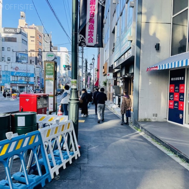 湯島スクウェアビル 前面歩道