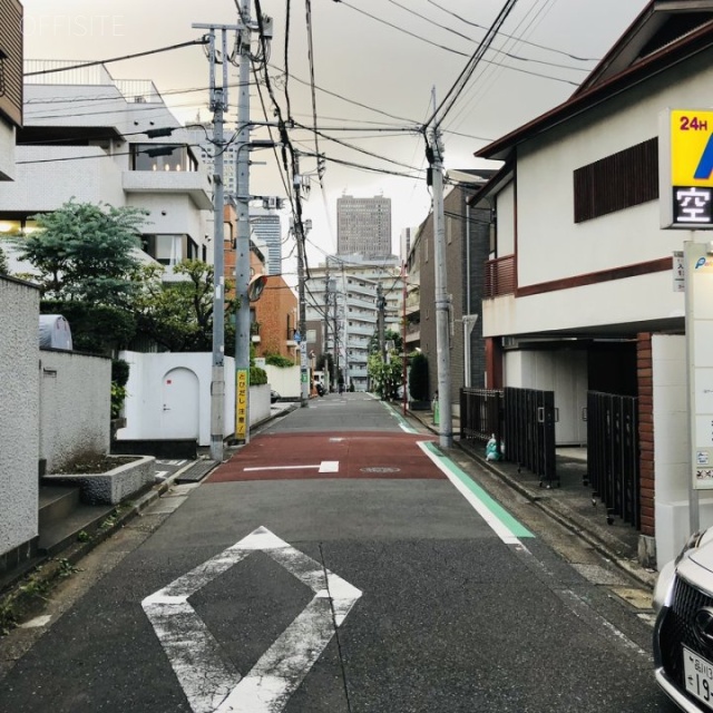 アルタス新宿南 ビル前面道路