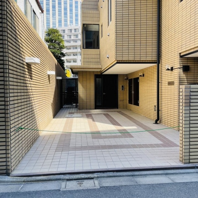 西麻布ヒルズ オフィスビル出入口へのアプローチ