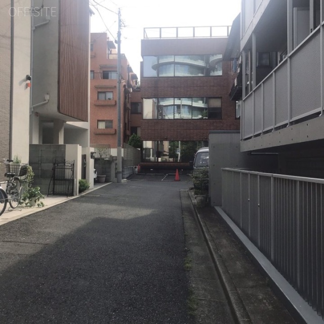 クリアスタイル青山　ビル前面道路