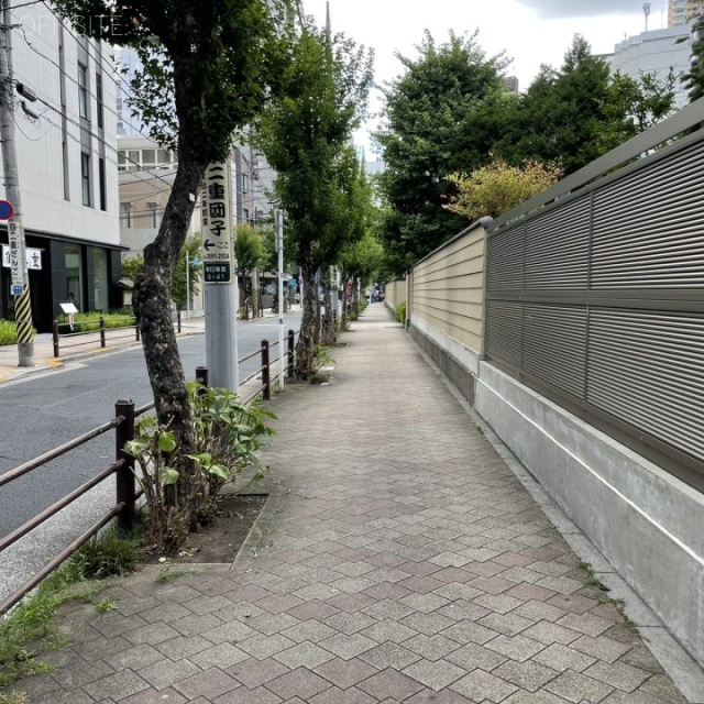 日暮里コミュニティビル ビル前面道路