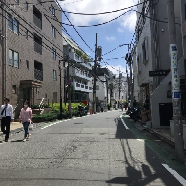 2WAY WORLD ビル前面道路