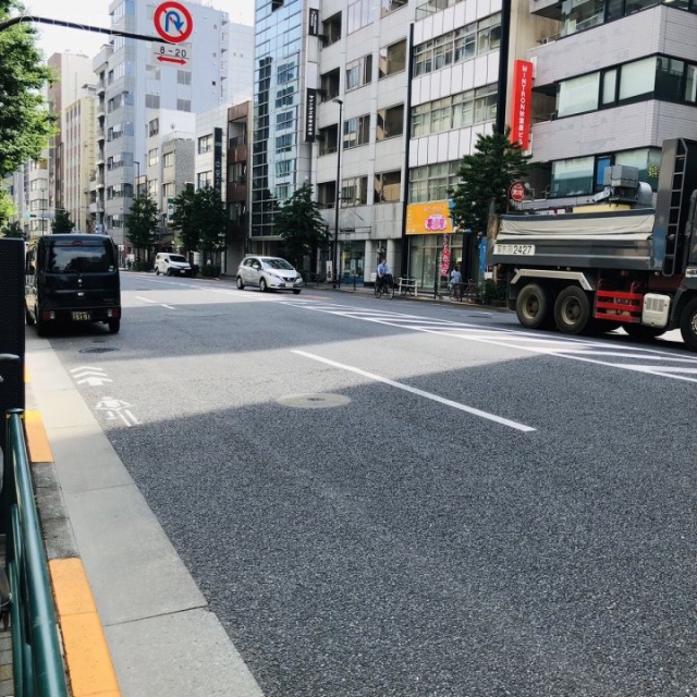OSビル 前面道路