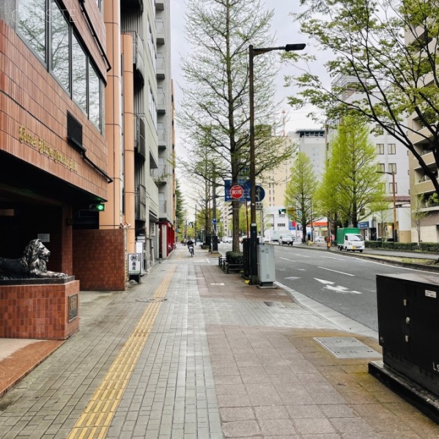 ライオンズプラザ本町ビル　前面歩道