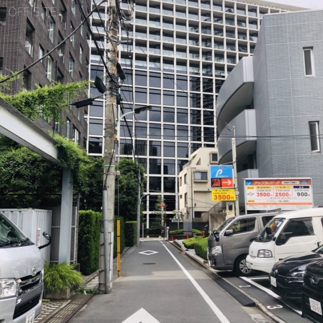 GrandStory AKASAKA ビル前面道路