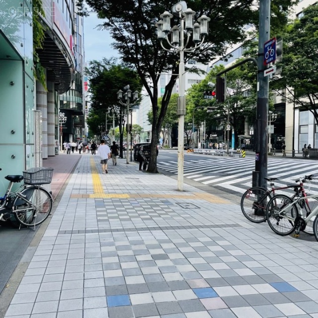 エフエックスビル 前面歩道