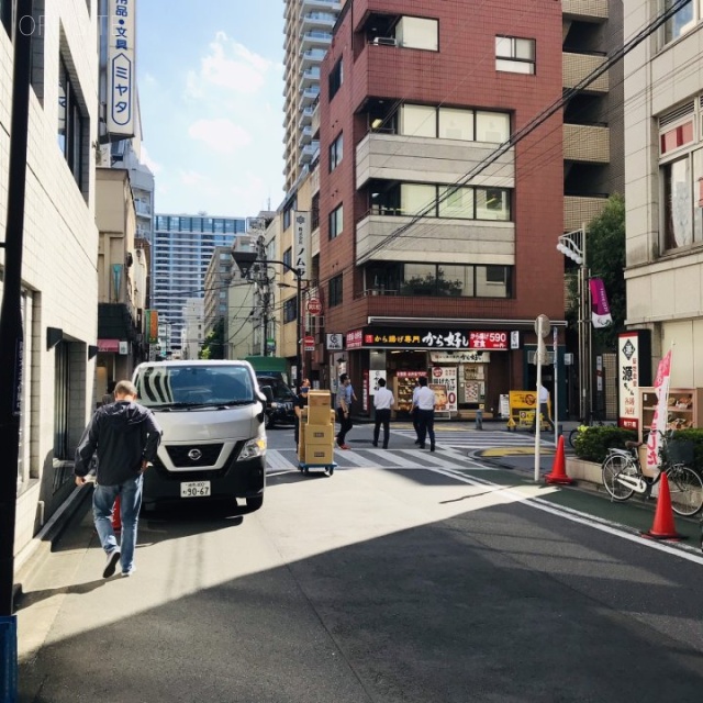 ミヤタビル ビル前面道路